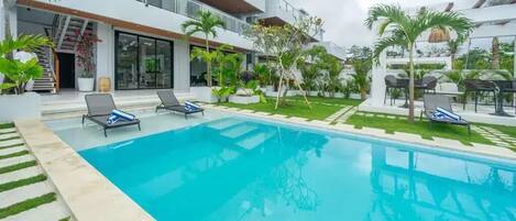 Una piscina al aire libre