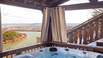 Tina de hidromasaje al aire libre