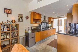 Casa, patio, vista al campo de golf | Cocina privada | Cafetera y tetera