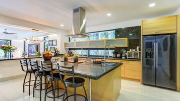 Casa de lujo, patio, vista a la alberca | Cocina privada | Cafetera y tetera