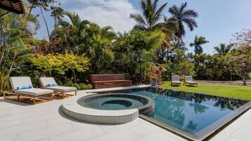 Kolam renang outdoor