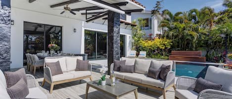 Lyxhus - uteplats - utsikt mot poolen | Terrass/Patio