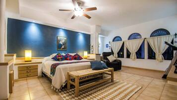 Casa, patio, vista al campo de golf | 4 habitaciones, caja de seguridad en la habitación y cortinas blackout