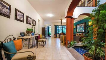 Casa, patio, vista al campo de golf | Área de sala de estar | Smart TV de 27 pulgadas con canales digitales