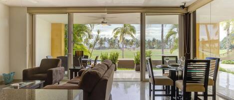 Appartement, patio, vue piscine | Coin séjour