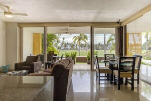 Leilighet, terrasse, bassengutsikt | Oppholdsområde | En 27-tommers smart-TV med digitale kanaler