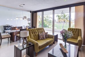 Departamento, balcón, vista al campo de golf | Sala de estar | Smart TV de 27 pulgadas con canales digitales