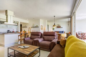 Appartement, patio, vue golf | Salle de séjour | TV connectée de 27 pouces avec chaînes numériques