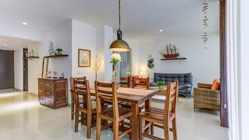 Apartment, Terrasse, Blick auf den Golfplatz | Esszimmer