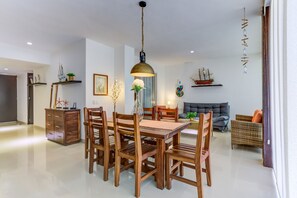 Apartment, Terrasse, Blick auf den Golfplatz | Esszimmer