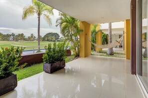 Apartment, Terrasse, Poolblick | Ausblick vom Zimmer