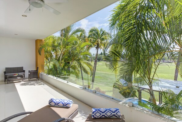 Appartement, balcon, vue piscine | Vue depuis le balcon
