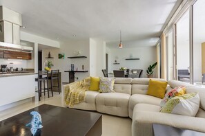 Apartamento, balcón, vistas a la piscina | Sala de estar | Smart TV de 27 pulgadas con canales digitales