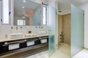 Apartamento, varanda, vista para o campo de golfe | Banheiro | Chuveiro, secador de cabelo, toalhas de banho, sabonete