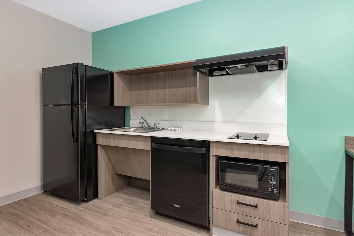 Habitación, 2 camas Queen size, acceso para personas con movilidad reducida (Bathtub w/Grab Bars) | Escritorio, wifi gratis y ropa de cama