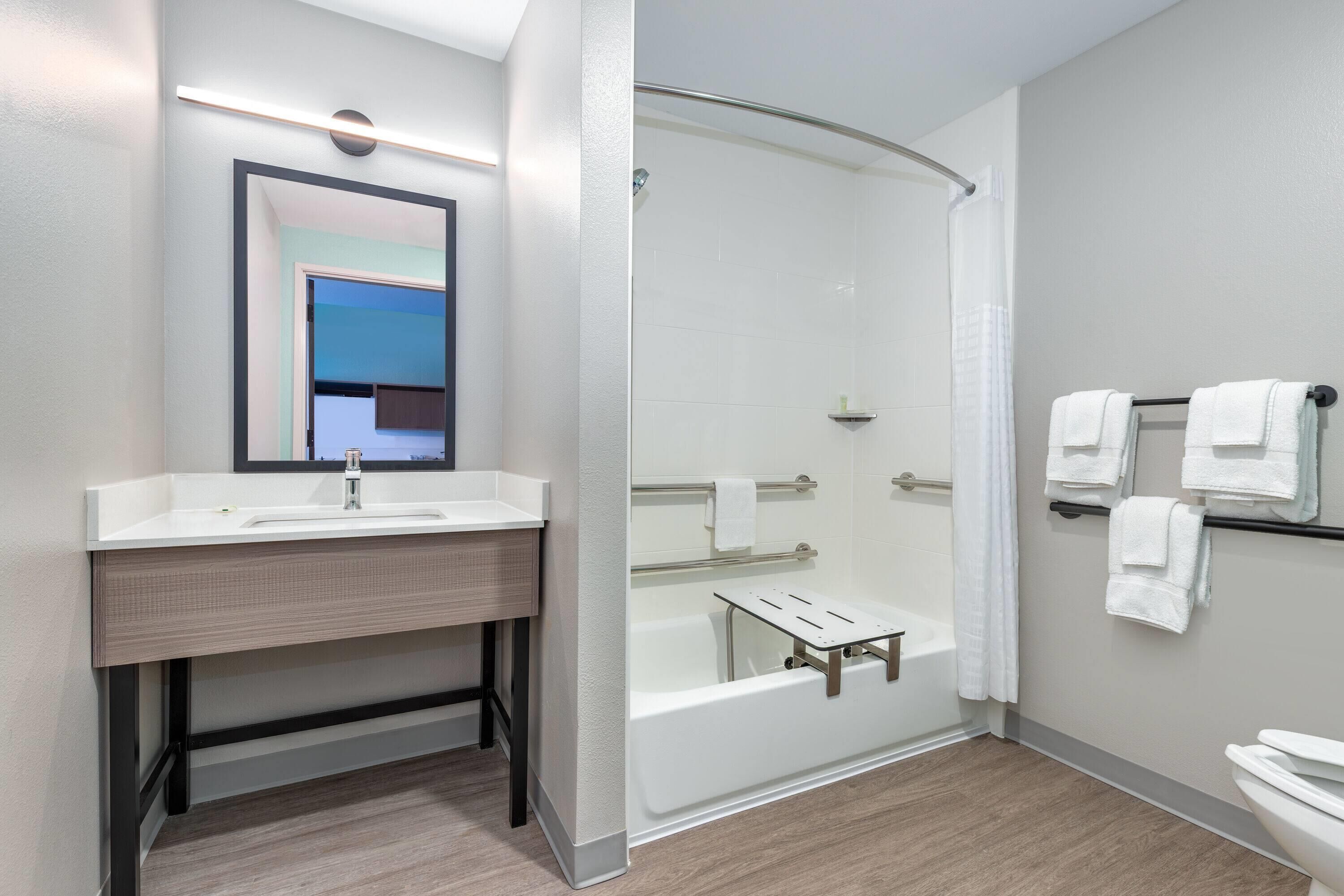 Værelse - 2 queensize-senge - tilpasset personer med nedsat mobilitet (Bathtub w/Grab Bars) | Handicapvenligt badeværelse
