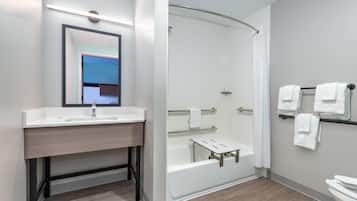 Værelse - 2 queensize-senge - tilpasset personer med nedsat mobilitet (Bathtub w/Grab Bars) | Handicapvenligt badeværelse