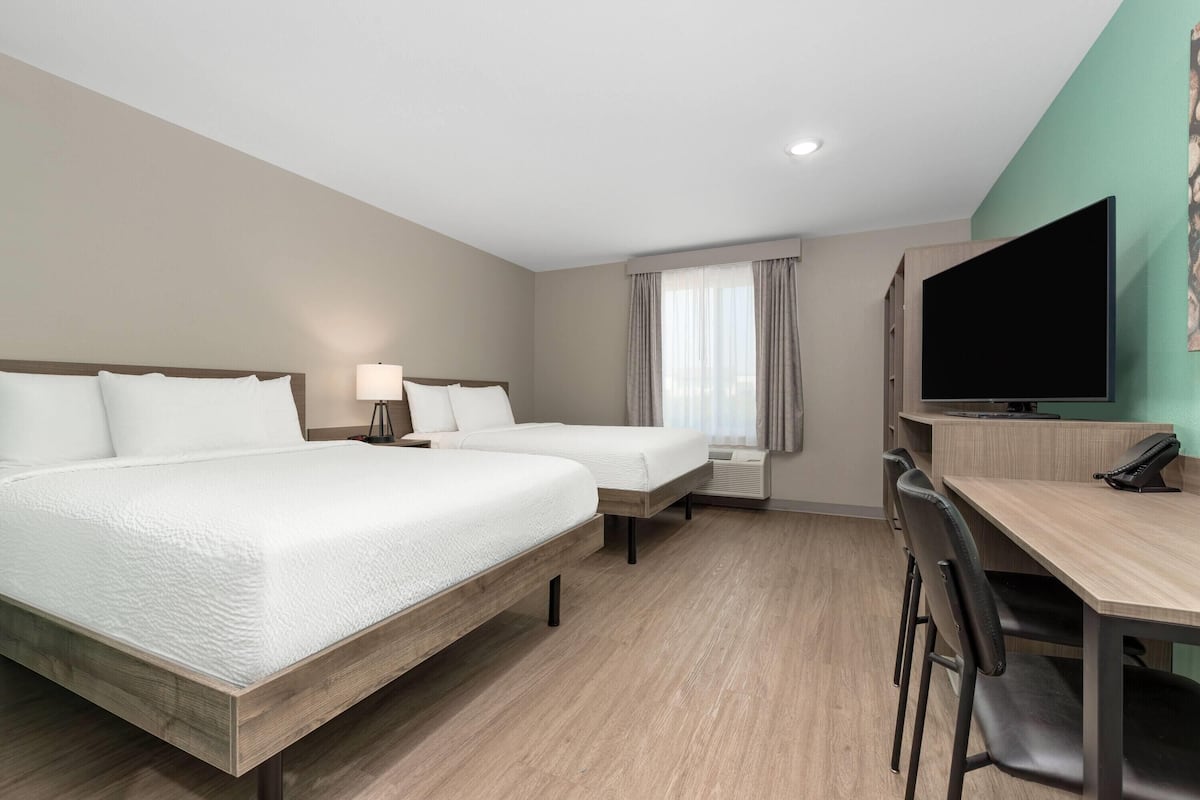 Suite, 2 camas Queen size, para no fumadores | Escritorio, wifi gratis y ropa de cama