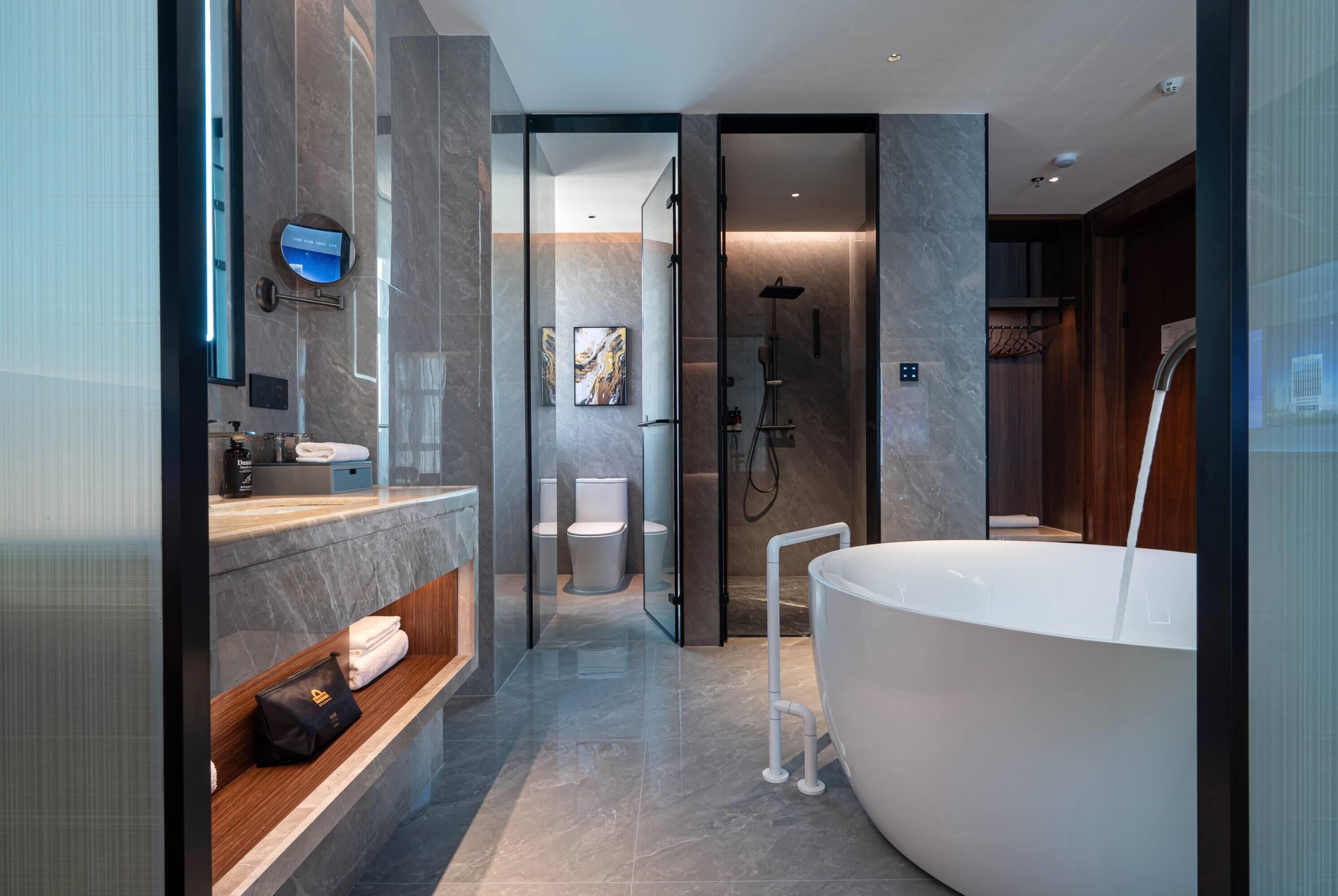 Premium Room, 1 King Bed, Non Smoking | Bathroom