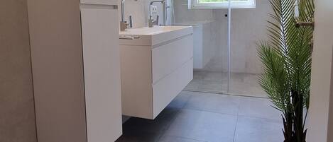 Regadera, toallas, papel de baño