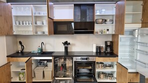 Kühlschrank, Mikrowelle, Ofen, Herdplatte