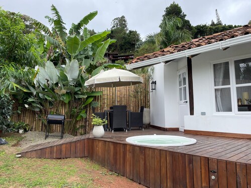 Beautiful cabin just steps from Lake Calima, ideal for couples.