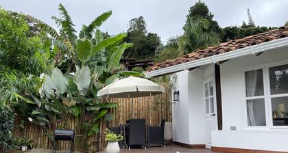 Beautiful cabin just steps from Lake Calima, ideal for couples.