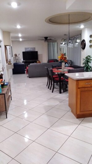 Departamento clásico, vista al océano | Área de sala de estar