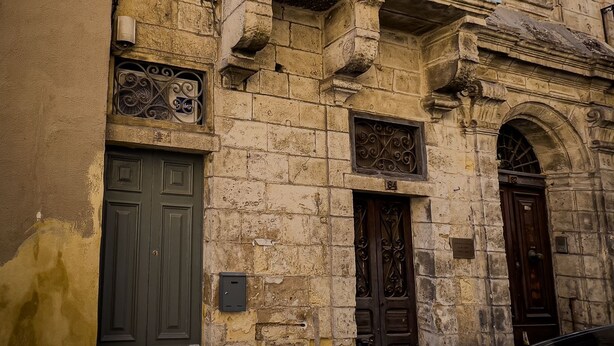 A historic stone building with a prominent bay window, a dark wooden door, and a small balcony. - Charming studio with WiFi and AC in enchanting Il-Furjana (Il-Furjana)
