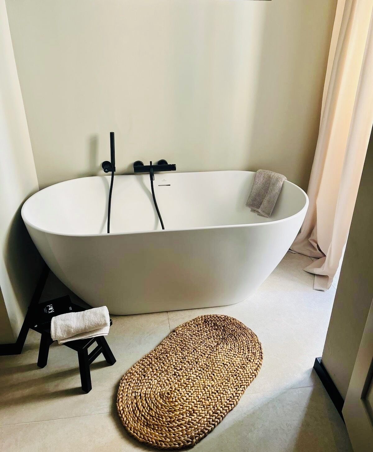 Douche, sèche-cheveux, serviettes fournies, savon