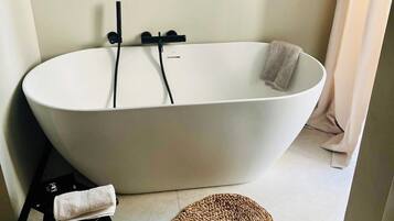 Douche, sĂšche-cheveux, serviettes fournies, savon
