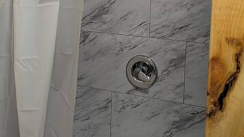 Doccia, asciugacapelli, asciugamani, sapone