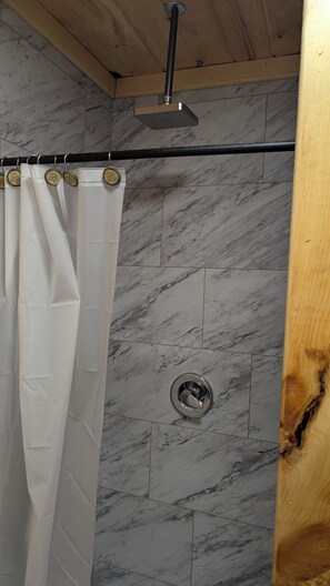 Een douche, een haardroger, handdoeken, zeep