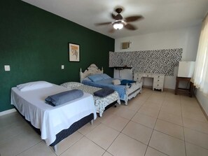 Suite estudio Confort | Cortinas blackout, tabla de planchar con plancha y wifi gratis 