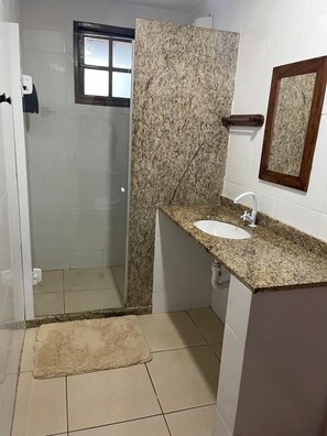 Suite estudio familiar, balcón, vista a la alberca | Baño | Regadera, toallas, jabón, shampoo 