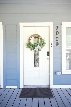 A white front door with a wreath, a mailbox, and a house number '3009'. - Cowtown Casa - Near Everything! (Fort Worth)