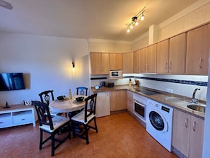 Fridge, microwave, oven, coffee/tea maker - Las Palmas 9a - El Oasis de Capistrano (Nerja)