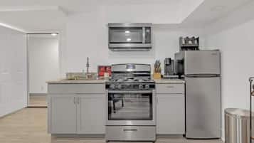 Lemari es, microwave, oven, dan kompor