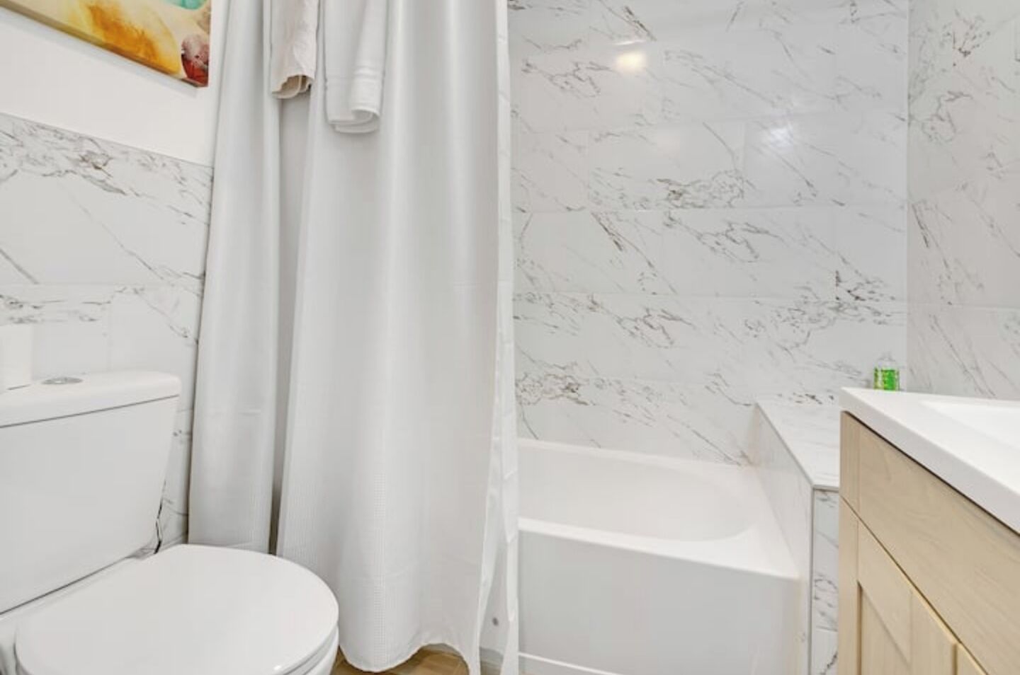 Douche, sèche-cheveux, serviettes fournies, savon