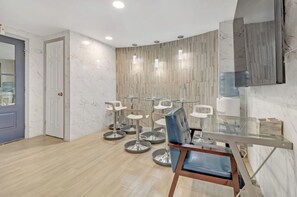 Dining - Simply Paradise Studio Suite (Atlanta)