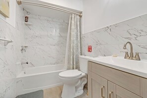 Shower, towels, soap, toilet paper - Tropical Delight Studio Suite (Atlanta)