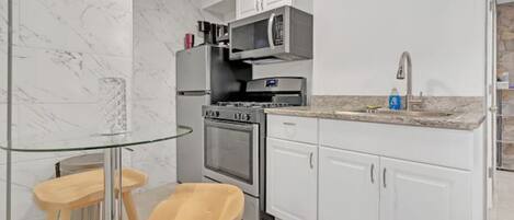 Réfrigérateur, four à micro-ondes, un four, surface de cuisson