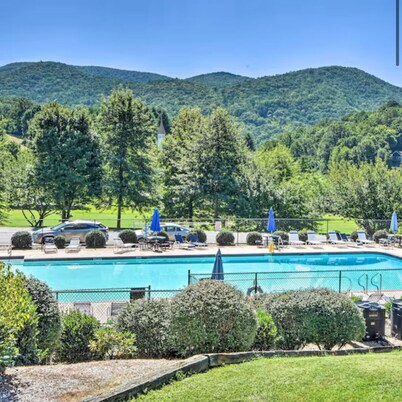 Charming 8-bedroom cabin in marvelous Sky Valley