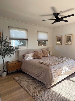 2 habitaciones, escritorio, tabla de planchar con plancha y wifi gratis 
