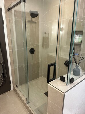 Séchoir à cheveux, bidet, serviettes fournies, savon