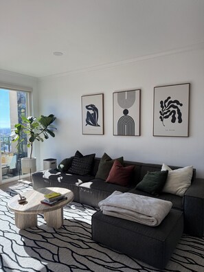 Smart TV, chimenea, estéreo y monitor de computadora 