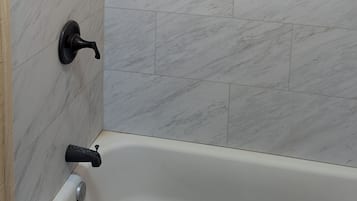 SĂšche-cheveux, serviettes fournies, savon, papier toilette