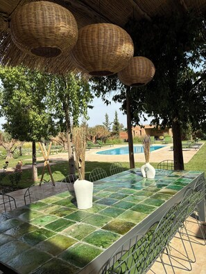 Outdoor dining - Marrakech - Dar Aït Zahra - Panoramic view of the Atlas Mountains (Marrakech-Safi)