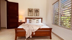 5 habitaciones, tabla de planchar con plancha y cuna de viaje