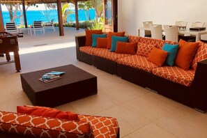 TV, libri, impianto stereo